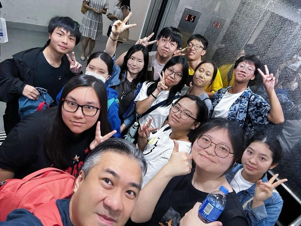 艾倫Allen畢業於香港演藝學院。回望二十多年媒體路,他笑言自己沒有只停留在一個崗位:電影、電視、唱片、公關、雜誌、廣告策劃、活動製作,他都曾經參與。這些經驗看似分散,卻慢慢成為他日後教學和培育年輕人的基礎。畢業初期,香港電影業正處於低潮,機會不多。Allen於是走進廣告公司開始學習,再跟隨前輩接觸不同類型的項目。拍攝、設計、平面、活動、宣傳,他都要懂一點,也要做得快、做得準。這段日子訓練了他的應變力,也讓他明白,媒體工作從來不是單一技能,而是一套完整的思考和執行能力。