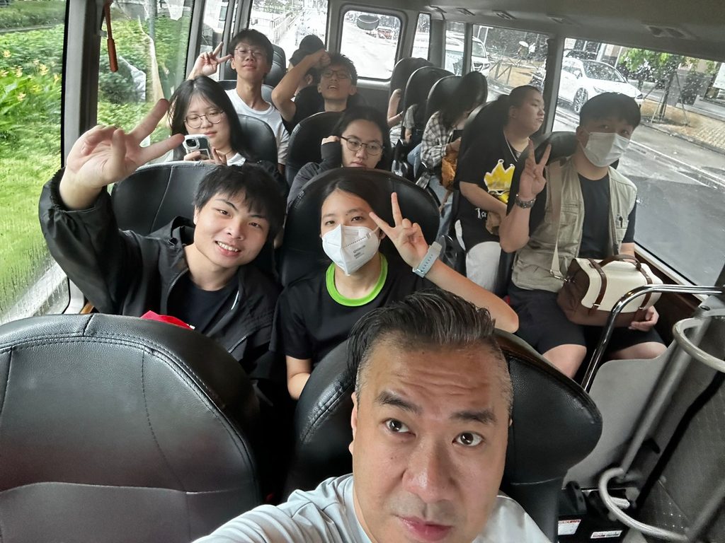 艾倫Allen畢業於香港演藝學院。回望二十多年媒體路,他笑言自己沒有只停留在一個崗位:電影、電視、唱片、公關、雜誌、廣告策劃、活動製作,他都曾經參與。這些經驗看似分散,卻慢慢成為他日後教學和培育年輕人的基礎。畢業初期,香港電影業正處於低潮,機會不多。Allen於是走進廣告公司開始學習,再跟隨前輩接觸不同類型的項目。拍攝、設計、平面、活動、宣傳,他都要懂一點,也要做得快、做得準。這段日子訓練了他的應變力,也讓他明白,媒體工作從來不是單一技能,而是一套完整的思考和執行能力。