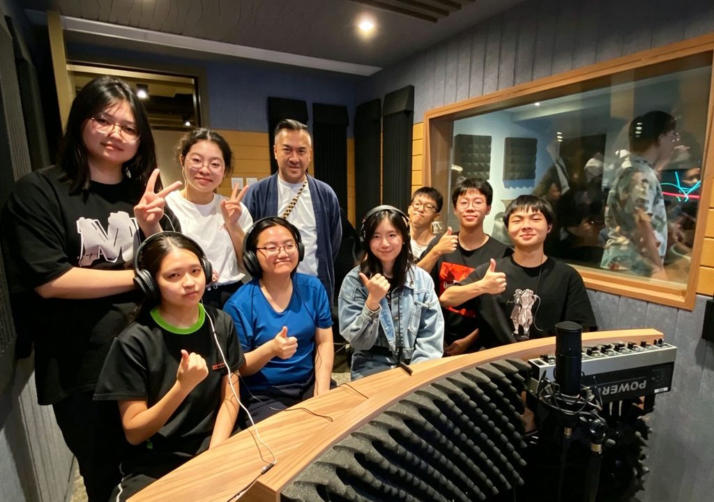 艾倫Allen畢業於香港演藝學院。回望二十多年媒體路,他笑言自己沒有只停留在一個崗位:電影、電視、唱片、公關、雜誌、廣告策劃、活動製作,他都曾經參與。這些經驗看似分散,卻慢慢成為他日後教學和培育年輕人的基礎。畢業初期,香港電影業正處於低潮,機會不多。Allen於是走進廣告公司開始學習,再跟隨前輩接觸不同類型的項目。拍攝、設計、平面、活動、宣傳,他都要懂一點,也要做得快、做得準。這段日子訓練了他的應變力,也讓他明白,媒體工作從來不是單一技能,而是一套完整的思考和執行能力。