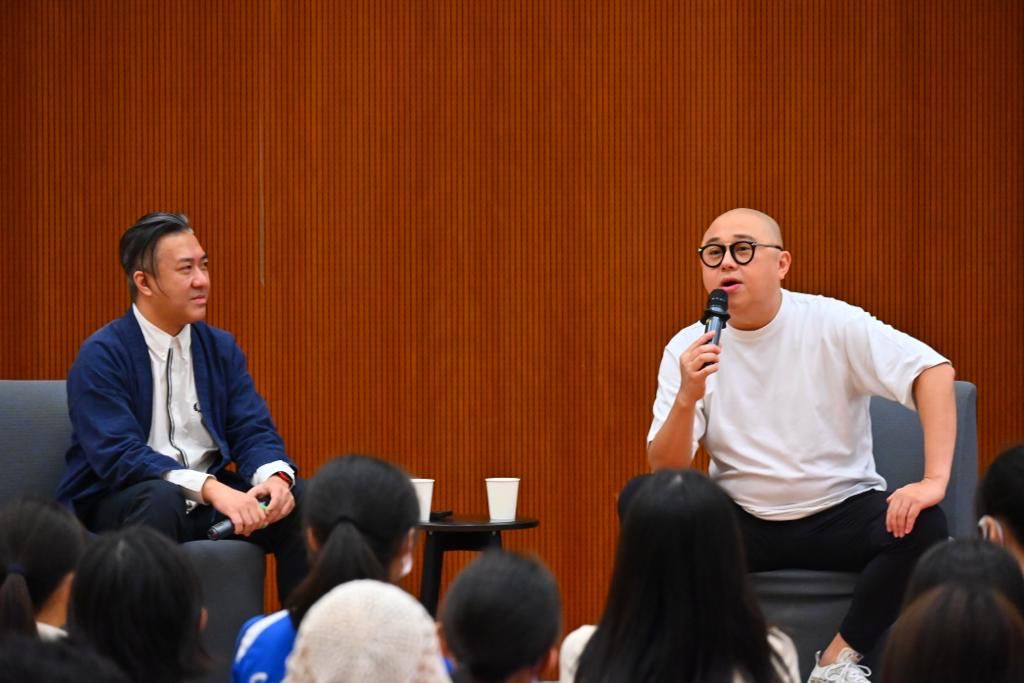 艾倫Allen畢業於香港演藝學院。回望二十多年媒體路,他笑言自己沒有只停留在一個崗位:電影、電視、唱片、公關、雜誌、廣告策劃、活動製作,他都曾經參與。這些經驗看似分散,卻慢慢成為他日後教學和培育年輕人的基礎。畢業初期,香港電影業正處於低潮,機會不多。Allen於是走進廣告公司開始學習,再跟隨前輩接觸不同類型的項目。拍攝、設計、平面、活動、宣傳,他都要懂一點,也要做得快、做得準。這段日子訓練了他的應變力,也讓他明白,媒體工作從來不是單一技能,而是一套完整的思考和執行能力。