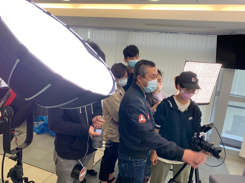 艾倫Allen畢業於香港演藝學院。回望二十多年媒體路,他笑言自己沒有只停留在一個崗位:電影、電視、唱片、公關、雜誌、廣告策劃、活動製作,他都曾經參與。這些經驗看似分散,卻慢慢成為他日後教學和培育年輕人的基礎。畢業初期,香港電影業正處於低潮,機會不多。Allen於是走進廣告公司開始學習,再跟隨前輩接觸不同類型的項目。拍攝、設計、平面、活動、宣傳,他都要懂一點,也要做得快、做得準。這段日子訓練了他的應變力,也讓他明白,媒體工作從來不是單一技能,而是一套完整的思考和執行能力。