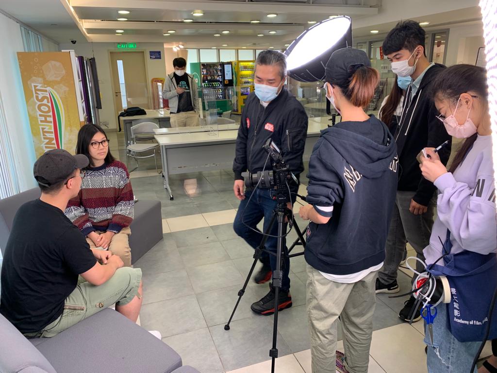 艾倫Allen畢業於香港演藝學院。回望二十多年媒體路,他笑言自己沒有只停留在一個崗位:電影、電視、唱片、公關、雜誌、廣告策劃、活動製作,他都曾經參與。這些經驗看似分散,卻慢慢成為他日後教學和培育年輕人的基礎。畢業初期,香港電影業正處於低潮,機會不多。Allen於是走進廣告公司開始學習,再跟隨前輩接觸不同類型的項目。拍攝、設計、平面、活動、宣傳,他都要懂一點,也要做得快、做得準。這段日子訓練了他的應變力,也讓他明白,媒體工作從來不是單一技能,而是一套完整的思考和執行能力。