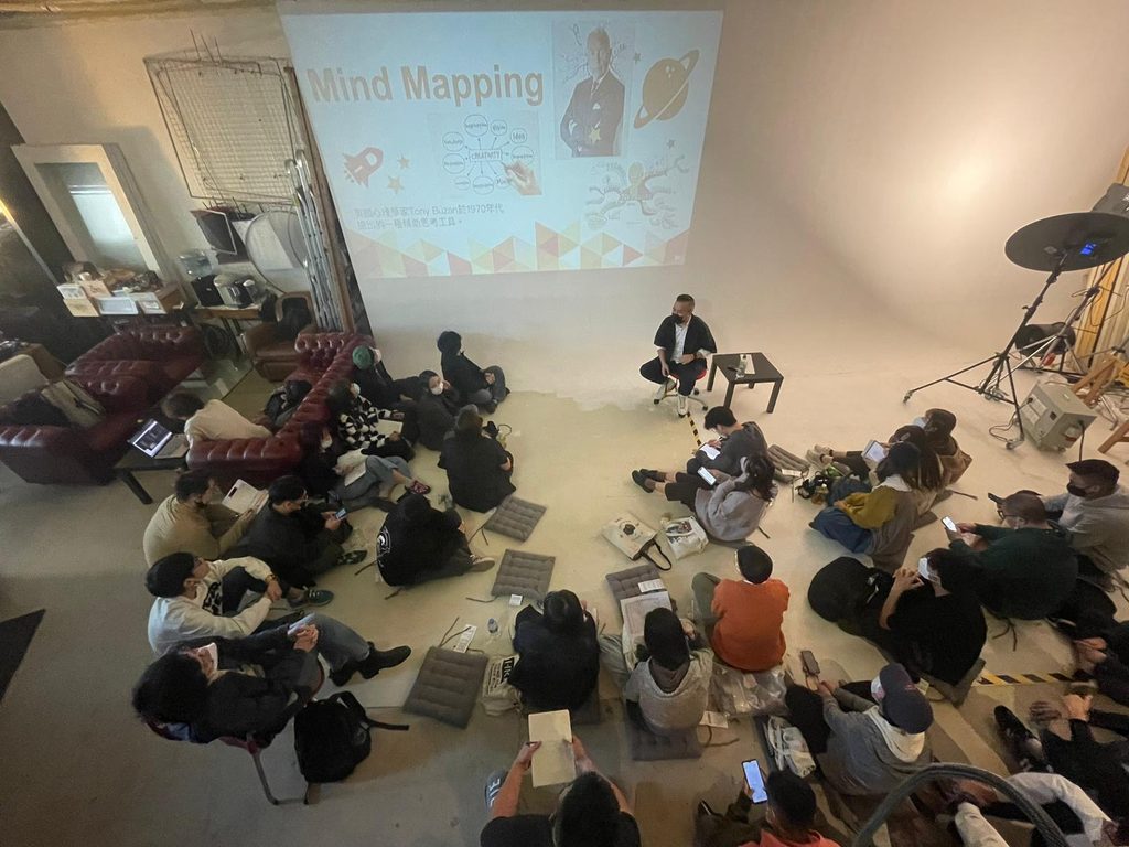 艾倫Allen畢業於香港演藝學院。回望二十多年媒體路,他笑言自己沒有只停留在一個崗位:電影、電視、唱片、公關、雜誌、廣告策劃、活動製作,他都曾經參與。這些經驗看似分散,卻慢慢成為他日後教學和培育年輕人的基礎。畢業初期,香港電影業正處於低潮,機會不多。Allen於是走進廣告公司開始學習,再跟隨前輩接觸不同類型的項目。拍攝、設計、平面、活動、宣傳,他都要懂一點,也要做得快、做得準。這段日子訓練了他的應變力,也讓他明白,媒體工作從來不是單一技能,而是一套完整的思考和執行能力。