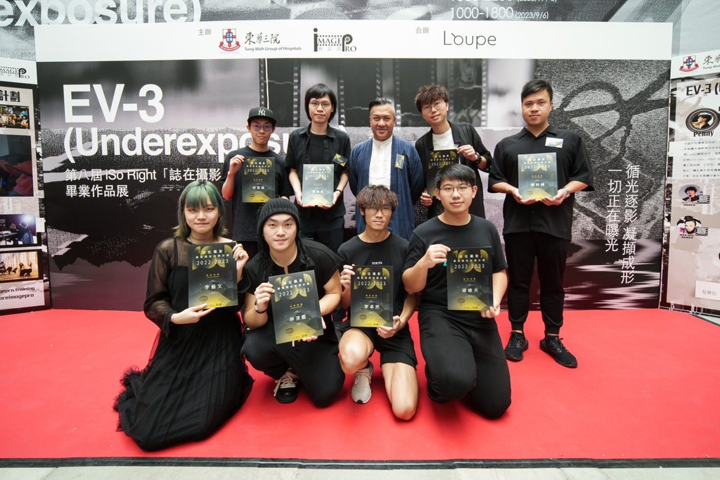 艾倫Allen畢業於香港演藝學院。回望二十多年媒體路,他笑言自己沒有只停留在一個崗位:電影、電視、唱片、公關、雜誌、廣告策劃、活動製作,他都曾經參與。這些經驗看似分散,卻慢慢成為他日後教學和培育年輕人的基礎。畢業初期,香港電影業正處於低潮,機會不多。Allen於是走進廣告公司開始學習,再跟隨前輩接觸不同類型的項目。拍攝、設計、平面、活動、宣傳,他都要懂一點,也要做得快、做得準。這段日子訓練了他的應變力,也讓他明白,媒體工作從來不是單一技能,而是一套完整的思考和執行能力。