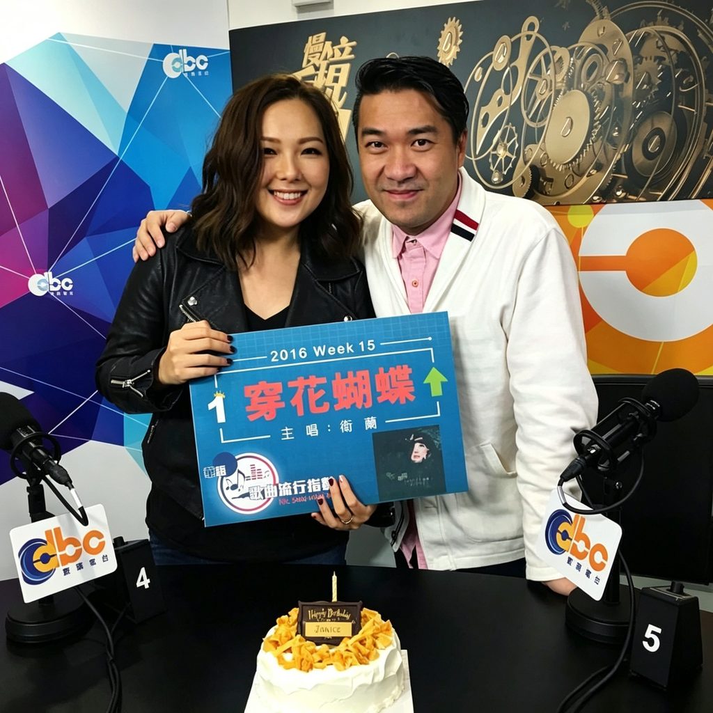 艾倫Allen畢業於香港演藝學院。回望二十多年媒體路,他笑言自己沒有只停留在一個崗位:電影、電視、唱片、公關、雜誌、廣告策劃、活動製作,他都曾經參與。這些經驗看似分散,卻慢慢成為他日後教學和培育年輕人的基礎。畢業初期,香港電影業正處於低潮,機會不多。Allen於是走進廣告公司開始學習,再跟隨前輩接觸不同類型的項目。拍攝、設計、平面、活動、宣傳,他都要懂一點,也要做得快、做得準。這段日子訓練了他的應變力,也讓他明白,媒體工作從來不是單一技能,而是一套完整的思考和執行能力。