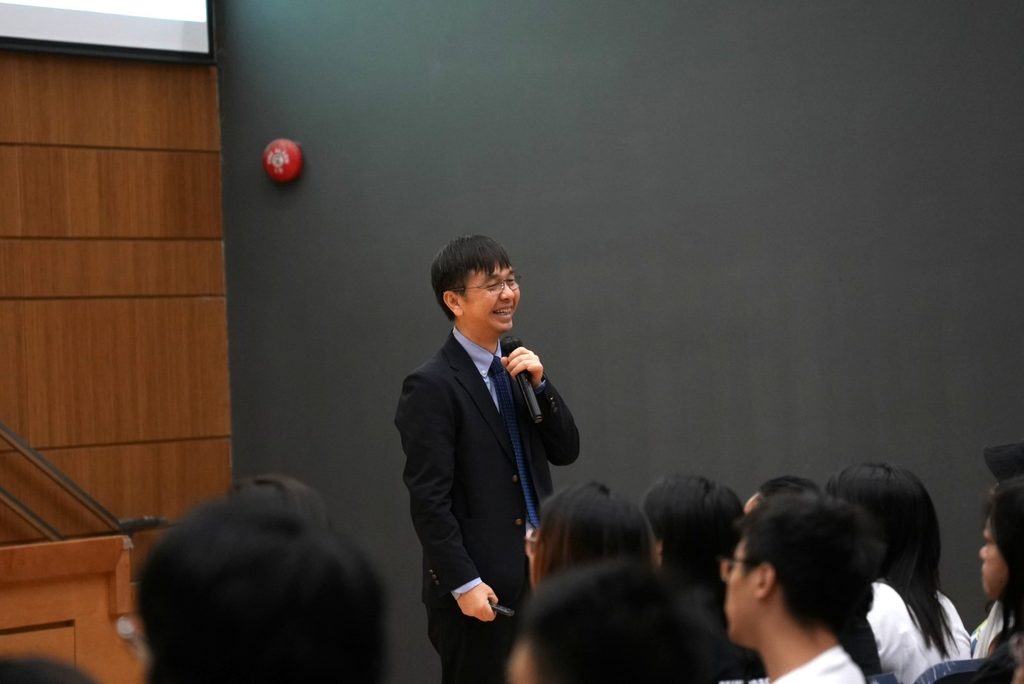 多年教育路上,陳頌康校長記得的,從來不只是獎項、課程或學校發展。他記得一位曾經讓老師頭痛的孩子,後來在多媒體路上找到方向;也記得一位主動詢問女子足球隊的小學生,因為被學校支持,走上更廣闊的球場。這些故事背後,都指向同一個教育信念:孩子的成長,往往由一次被看見開始。作為聖公會聖十架小學校長,陳校長多年來推動科學教育、生命教育與AI素養,但在所有發展之前,他最重視的,始終是人與人的連結。