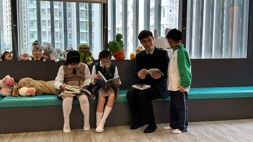 多年教育路上,陳頌康校長記得的,從來不只是獎項、課程或學校發展。他記得一位曾經讓老師頭痛的孩子,後來在多媒體路上找到方向;也記得一位主動詢問女子足球隊的小學生,因為被學校支持,走上更廣闊的球場。這些故事背後,都指向同一個教育信念:孩子的成長,往往由一次被看見開始。作為聖公會聖十架小學校長,陳校長多年來推動科學教育、生命教育與AI素養,但在所有發展之前,他最重視的,始終是人與人的連結。