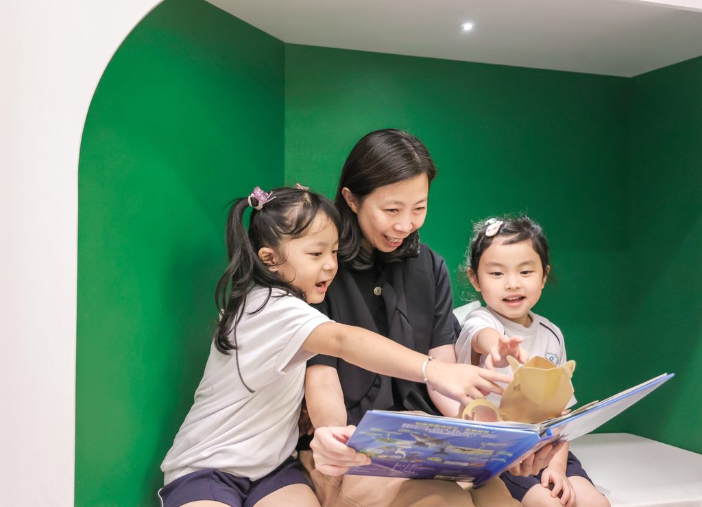 幼稚園,是很多孩子第一次離開家庭、走進群體生活的地方。對家長而言,這三年關乎適應、學習與升小準備;對秦嘉玲校長而言,這更是一段建立關係、培養信任、看見孩子可能性的珍貴時間。從年輕時主動走進學校查詢工作機會,到如今在基督教宣道會頌安幼稚園擔任校長,秦校長在幼兒教育路上走過二十多年。她一直相信,孩子年紀雖小,卻會記得誰曾真誠對待他、接納他、陪伴他成長。那些在幼年時被尊重、被鼓勵的經驗,往往會成為孩子日後面對世界的重要力量。