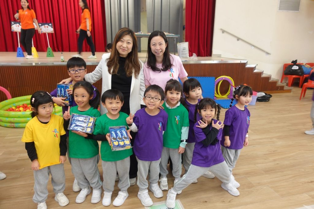 幼稚園,是很多孩子第一次離開家庭、走進群體生活的地方。對家長而言,這三年關乎適應、學習與升小準備;對秦嘉玲校長而言,這更是一段建立關係、培養信任、看見孩子可能性的珍貴時間。從年輕時主動走進學校查詢工作機會,到如今在基督教宣道會頌安幼稚園擔任校長,秦校長在幼兒教育路上走過二十多年。她一直相信,孩子年紀雖小,卻會記得誰曾真誠對待他、接納他、陪伴他成長。那些在幼年時被尊重、被鼓勵的經驗,往往會成為孩子日後面對世界的重要力量。