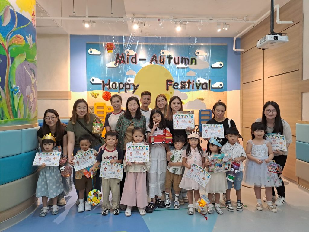 幼稚園,是很多孩子第一次離開家庭、走進群體生活的地方。對家長而言,這三年關乎適應、學習與升小準備;對秦嘉玲校長而言,這更是一段建立關係、培養信任、看見孩子可能性的珍貴時間。從年輕時主動走進學校查詢工作機會,到如今在基督教宣道會頌安幼稚園擔任校長,秦校長在幼兒教育路上走過二十多年。她一直相信,孩子年紀雖小,卻會記得誰曾真誠對待他、接納他、陪伴他成長。那些在幼年時被尊重、被鼓勵的經驗,往往會成為孩子日後面對世界的重要力量。
