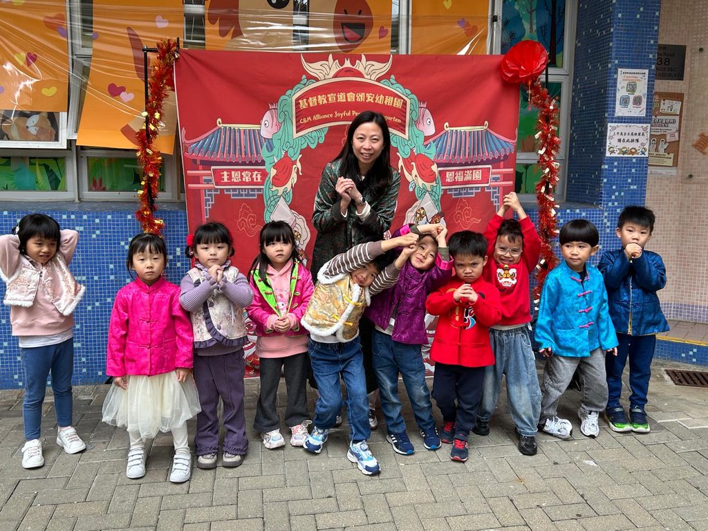 幼稚園,是很多孩子第一次離開家庭、走進群體生活的地方。對家長而言,這三年關乎適應、學習與升小準備;對秦嘉玲校長而言,這更是一段建立關係、培養信任、看見孩子可能性的珍貴時間。從年輕時主動走進學校查詢工作機會,到如今在基督教宣道會頌安幼稚園擔任校長,秦校長在幼兒教育路上走過二十多年。她一直相信,孩子年紀雖小,卻會記得誰曾真誠對待他、接納他、陪伴他成長。那些在幼年時被尊重、被鼓勵的經驗,往往會成為孩子日後面對世界的重要力量。