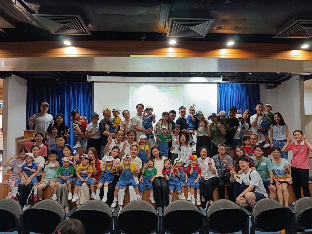 幼稚園,是很多孩子第一次離開家庭、走進群體生活的地方。對家長而言,這三年關乎適應、學習與升小準備;對秦嘉玲校長而言,這更是一段建立關係、培養信任、看見孩子可能性的珍貴時間。從年輕時主動走進學校查詢工作機會,到如今在基督教宣道會頌安幼稚園擔任校長,秦校長在幼兒教育路上走過二十多年。她一直相信,孩子年紀雖小,卻會記得誰曾真誠對待他、接納他、陪伴他成長。那些在幼年時被尊重、被鼓勵的經驗,往往會成為孩子日後面對世界的重要力量。