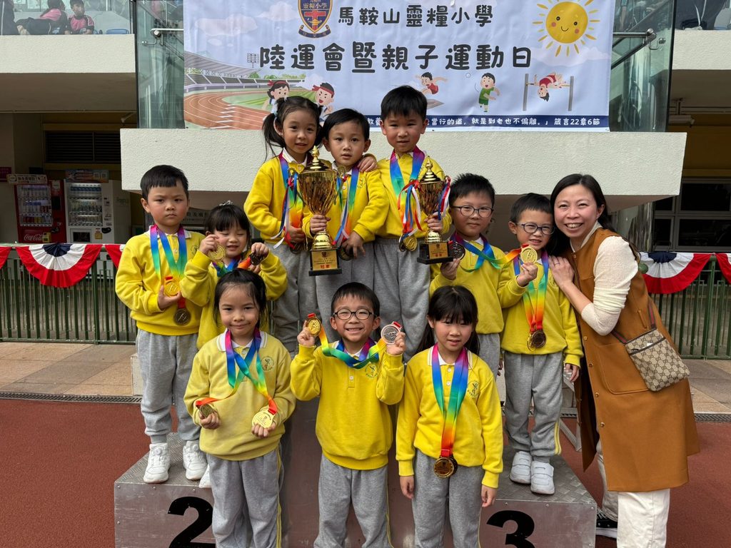 幼稚園,是很多孩子第一次離開家庭、走進群體生活的地方。對家長而言,這三年關乎適應、學習與升小準備;對秦嘉玲校長而言,這更是一段建立關係、培養信任、看見孩子可能性的珍貴時間。從年輕時主動走進學校查詢工作機會,到如今在基督教宣道會頌安幼稚園擔任校長,秦校長在幼兒教育路上走過二十多年。她一直相信,孩子年紀雖小,卻會記得誰曾真誠對待他、接納他、陪伴他成長。那些在幼年時被尊重、被鼓勵的經驗,往往會成為孩子日後面對世界的重要力量。