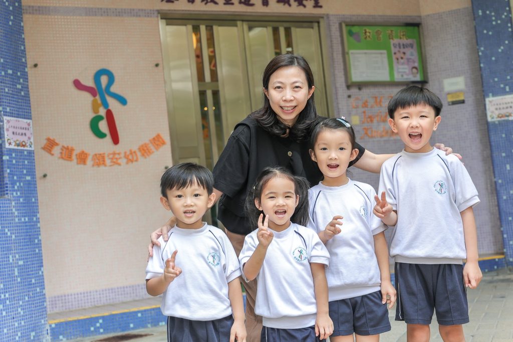 幼稚園,是很多孩子第一次離開家庭、走進群體生活的地方。對家長而言,這三年關乎適應、學習與升小準備;對秦嘉玲校長而言,這更是一段建立關係、培養信任、看見孩子可能性的珍貴時間。從年輕時主動走進學校查詢工作機會,到如今在基督教宣道會頌安幼稚園擔任校長,秦校長在幼兒教育路上走過二十多年。她一直相信,孩子年紀雖小,卻會記得誰曾真誠對待他、接納他、陪伴他成長。那些在幼年時被尊重、被鼓勵的經驗,往往會成為孩子日後面對世界的重要力量。