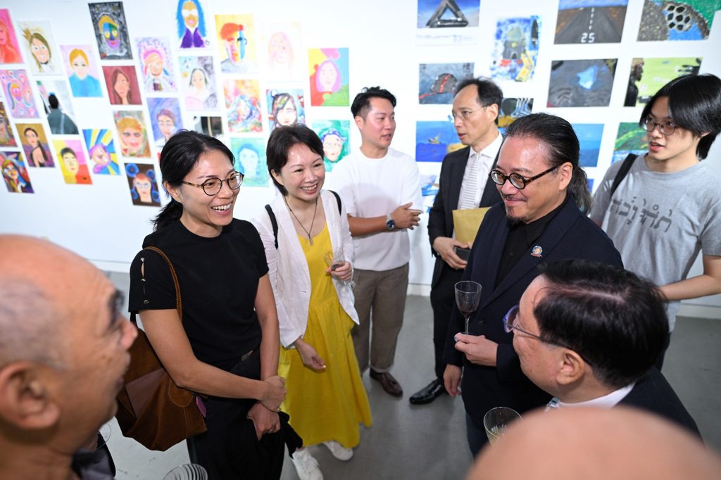 張振興伉儷書院 魏語然校長走上教育路,最初是因為中學時代曾被老師深深影響。她坦言,自己當年選擇教體育,除了想成為老師,也因為覺得體育科有一種特別的空間:不用只圍繞分數,不必在沉重的學業壓力下與學生相處,反而能在球場、跑道、校隊訓練和體育課中,看見學生最真實的一面。