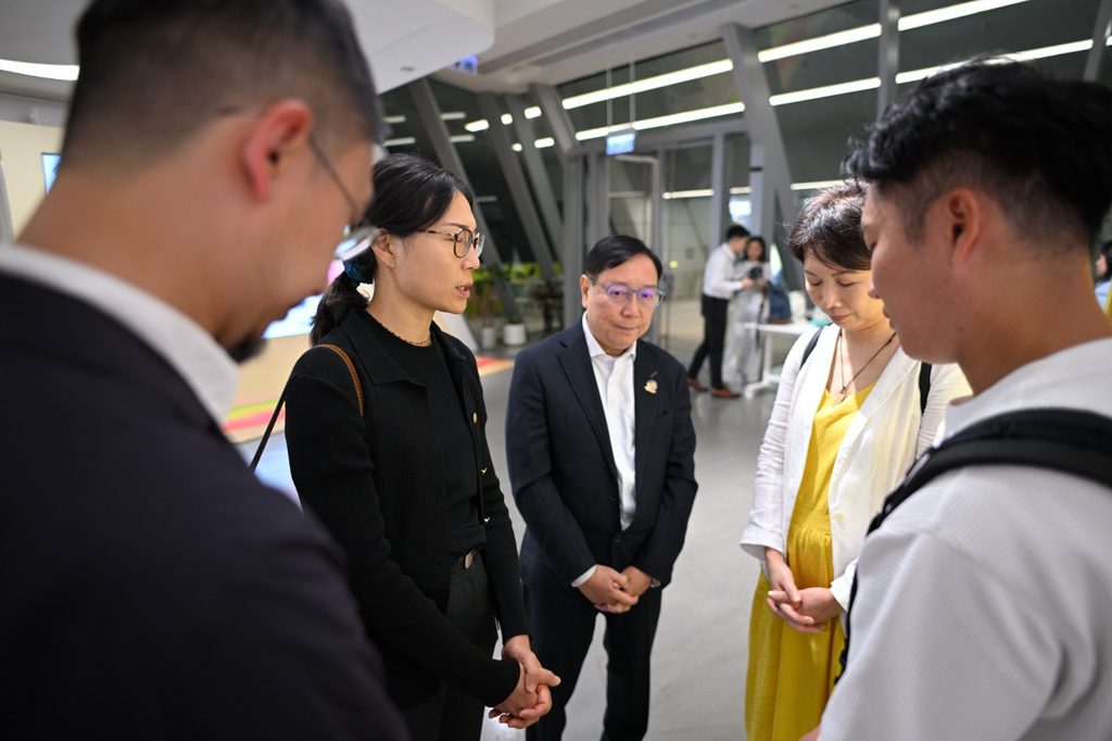 張振興伉儷書院 魏語然校長走上教育路,最初是因為中學時代曾被老師深深影響。她坦言,自己當年選擇教體育,除了想成為老師,也因為覺得體育科有一種特別的空間:不用只圍繞分數,不必在沉重的學業壓力下與學生相處,反而能在球場、跑道、校隊訓練和體育課中,看見學生最真實的一面。