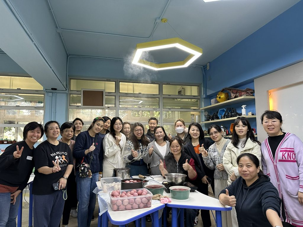 一位校長的教育理念,往往不是從辦公室開始,而是從她如何回望自己的成長開始。佛教黃焯菴小學何倩儀校長,曾經不是班上最突出的學生,也不是最被關注的一位。她在成長路上摸索過、跌碰過,也曾面對會考成績不理想、求職資格受質疑等現實難題。然而,正因為她親身經歷過迷惘,才更明白一個孩子若能在關鍵時刻被看見、被提醒、被引導,人生方向可以因此改變。
