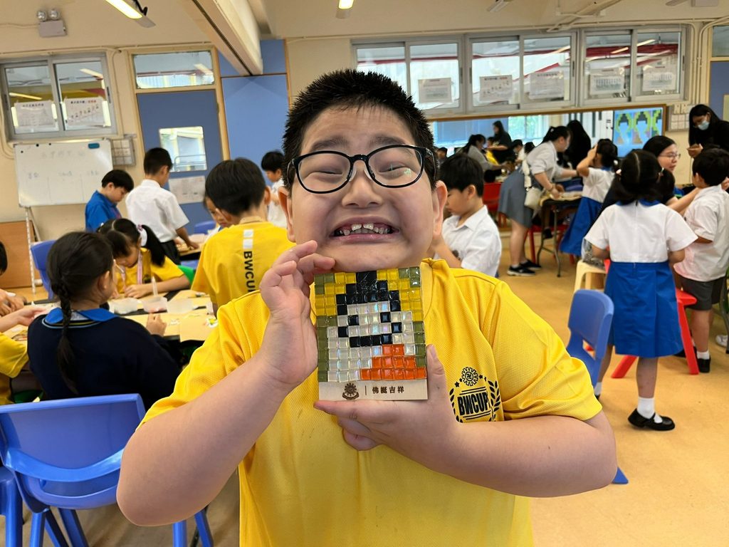一位校長的教育理念,往往不是從辦公室開始,而是從她如何回望自己的成長開始。佛教黃焯菴小學何倩儀校長,曾經不是班上最突出的學生,也不是最被關注的一位。她在成長路上摸索過、跌碰過,也曾面對會考成績不理想、求職資格受質疑等現實難題。然而,正因為她親身經歷過迷惘,才更明白一個孩子若能在關鍵時刻被看見、被提醒、被引導,人生方向可以因此改變。