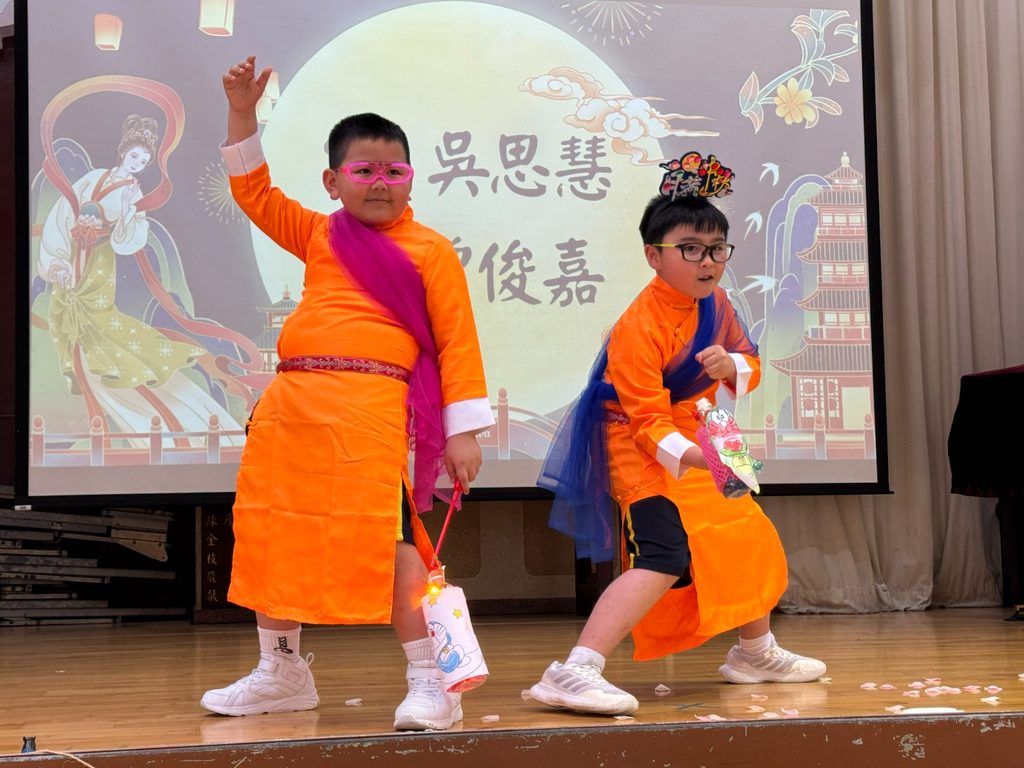 一位校長的教育理念,往往不是從辦公室開始,而是從她如何回望自己的成長開始。佛教黃焯菴小學何倩儀校長,曾經不是班上最突出的學生,也不是最被關注的一位。她在成長路上摸索過、跌碰過,也曾面對會考成績不理想、求職資格受質疑等現實難題。然而,正因為她親身經歷過迷惘,才更明白一個孩子若能在關鍵時刻被看見、被提醒、被引導,人生方向可以因此改變。