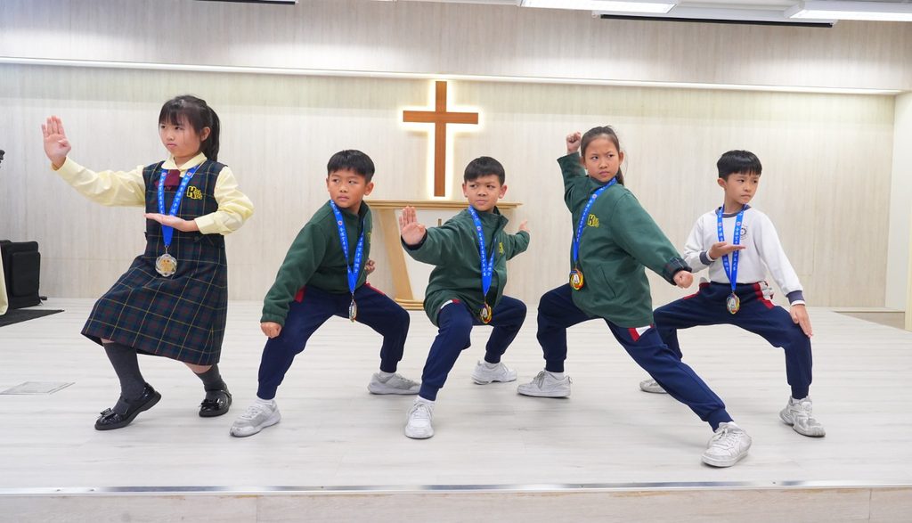 在一所五百多名學生的小學裡,要記住每一張臉、每一個名字,從來不是容易的事。但梁麗顏校長仍然願意花時間去做。她相信,教育不是從課本開始,而是從一個孩子感受到自己被重視開始。一次在校門口被叫出名字、一句不經意的鼓勵、一場與校長的乒乓球活動,都可能成為孩子心裏重要的記憶。在基督教香港信義會葵盛信義學校,梁校長把這份信念放進日常校園生活之中:讓孩子在學習、運動、活動和人與人的相處裏,慢慢建立自信,也學會看見自己的價值。