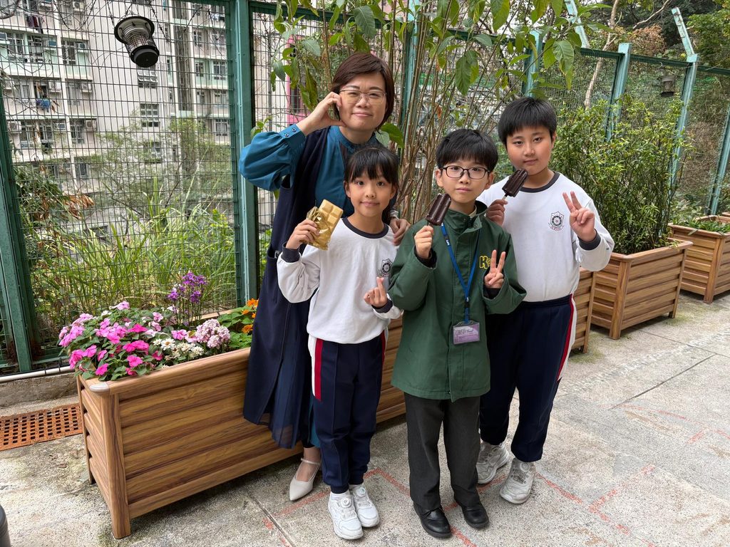 在一所五百多名學生的小學裡,要記住每一張臉、每一個名字,從來不是容易的事。但梁麗顏校長仍然願意花時間去做。她相信,教育不是從課本開始,而是從一個孩子感受到自己被重視開始。一次在校門口被叫出名字、一句不經意的鼓勵、一場與校長的乒乓球活動,都可能成為孩子心裏重要的記憶。在基督教香港信義會葵盛信義學校,梁校長把這份信念放進日常校園生活之中:讓孩子在學習、運動、活動和人與人的相處裏,慢慢建立自信,也學會看見自己的價值。