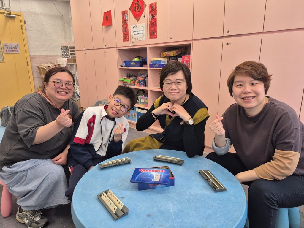 在一所五百多名學生的小學裡,要記住每一張臉、每一個名字,從來不是容易的事。但梁麗顏校長仍然願意花時間去做。她相信,教育不是從課本開始,而是從一個孩子感受到自己被重視開始。一次在校門口被叫出名字、一句不經意的鼓勵、一場與校長的乒乓球活動,都可能成為孩子心裏重要的記憶。在基督教香港信義會葵盛信義學校,梁校長把這份信念放進日常校園生活之中:讓孩子在學習、運動、活動和人與人的相處裏,慢慢建立自信,也學會看見自己的價值。