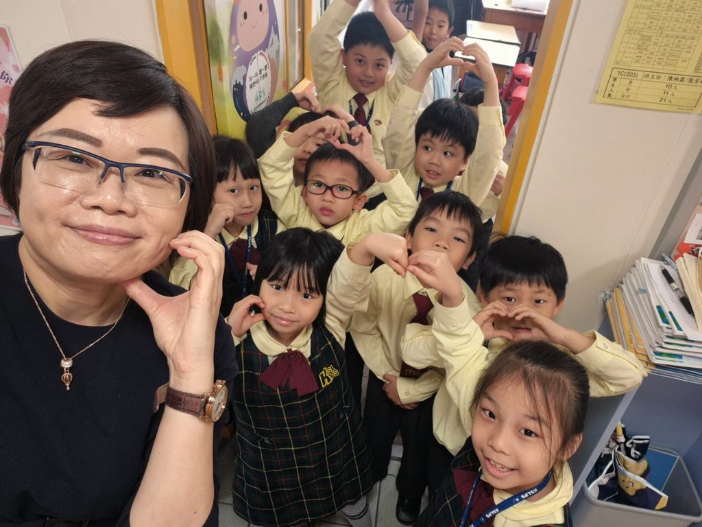 在一所五百多名學生的小學裡,要記住每一張臉、每一個名字,從來不是容易的事。但梁麗顏校長仍然願意花時間去做。她相信,教育不是從課本開始,而是從一個孩子感受到自己被重視開始。一次在校門口被叫出名字、一句不經意的鼓勵、一場與校長的乒乓球活動,都可能成為孩子心裏重要的記憶。在基督教香港信義會葵盛信義學校,梁校長把這份信念放進日常校園生活之中:讓孩子在學習、運動、活動和人與人的相處裏,慢慢建立自信,也學會看見自己的價值。