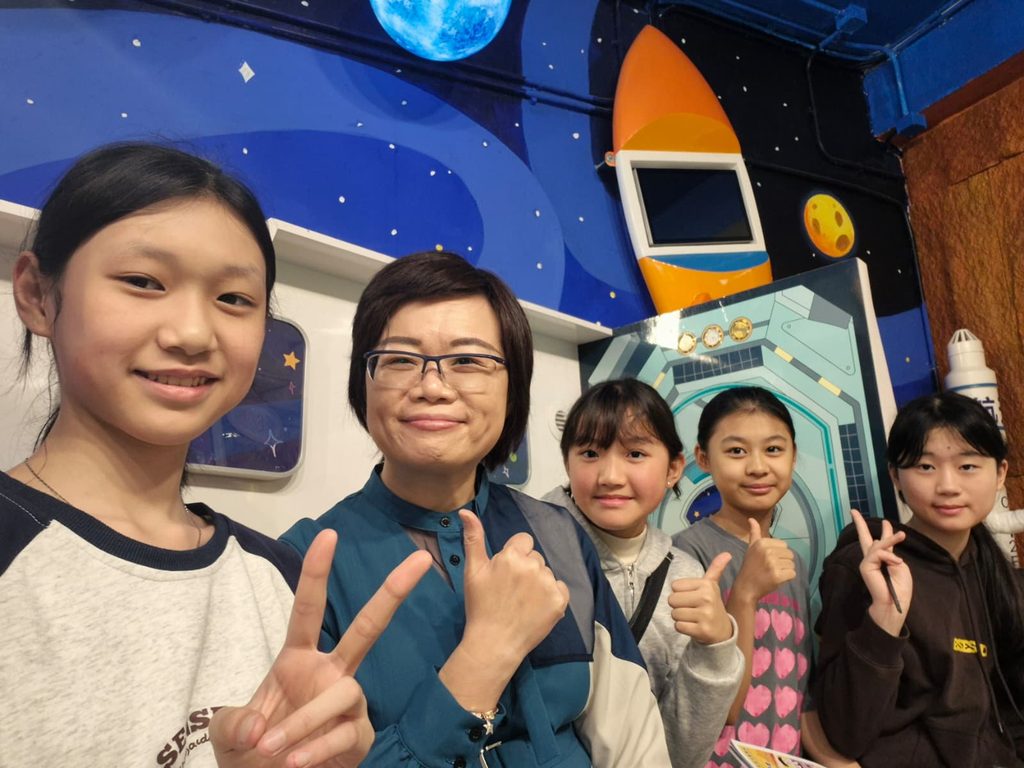 在一所五百多名學生的小學裡,要記住每一張臉、每一個名字,從來不是容易的事。但梁麗顏校長仍然願意花時間去做。她相信,教育不是從課本開始,而是從一個孩子感受到自己被重視開始。一次在校門口被叫出名字、一句不經意的鼓勵、一場與校長的乒乓球活動,都可能成為孩子心裏重要的記憶。在基督教香港信義會葵盛信義學校,梁校長把這份信念放進日常校園生活之中:讓孩子在學習、運動、活動和人與人的相處裏,慢慢建立自信,也學會看見自己的價值。