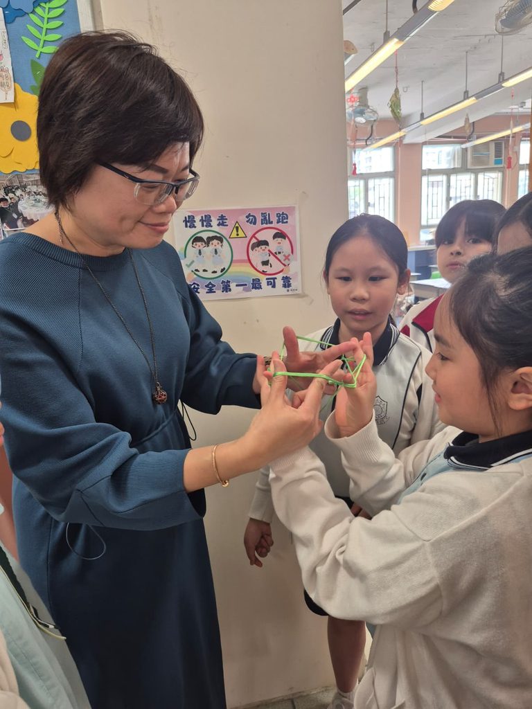 在一所五百多名學生的小學裡,要記住每一張臉、每一個名字,從來不是容易的事。但梁麗顏校長仍然願意花時間去做。她相信,教育不是從課本開始,而是從一個孩子感受到自己被重視開始。一次在校門口被叫出名字、一句不經意的鼓勵、一場與校長的乒乓球活動,都可能成為孩子心裏重要的記憶。在基督教香港信義會葵盛信義學校,梁校長把這份信念放進日常校園生活之中:讓孩子在學習、運動、活動和人與人的相處裏,慢慢建立自信,也學會看見自己的價值。