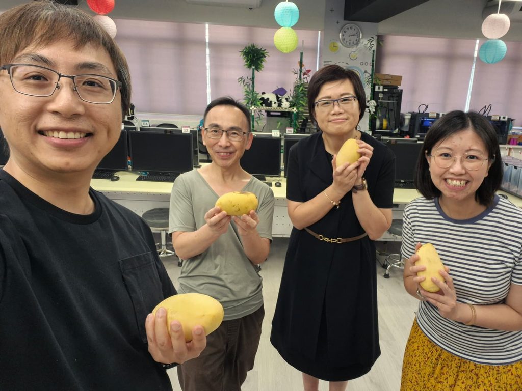 在一所五百多名學生的小學裡,要記住每一張臉、每一個名字,從來不是容易的事。但梁麗顏校長仍然願意花時間去做。她相信,教育不是從課本開始,而是從一個孩子感受到自己被重視開始。一次在校門口被叫出名字、一句不經意的鼓勵、一場與校長的乒乓球活動,都可能成為孩子心裏重要的記憶。在基督教香港信義會葵盛信義學校,梁校長把這份信念放進日常校園生活之中:讓孩子在學習、運動、活動和人與人的相處裏,慢慢建立自信,也學會看見自己的價值。