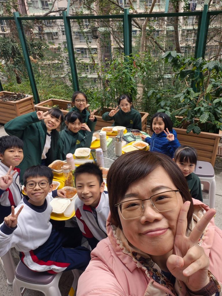 在一所五百多名學生的小學裡,要記住每一張臉、每一個名字,從來不是容易的事。但梁麗顏校長仍然願意花時間去做。她相信,教育不是從課本開始,而是從一個孩子感受到自己被重視開始。一次在校門口被叫出名字、一句不經意的鼓勵、一場與校長的乒乓球活動,都可能成為孩子心裏重要的記憶。在基督教香港信義會葵盛信義學校,梁校長把這份信念放進日常校園生活之中:讓孩子在學習、運動、活動和人與人的相處裏,慢慢建立自信,也學會看見自己的價值。