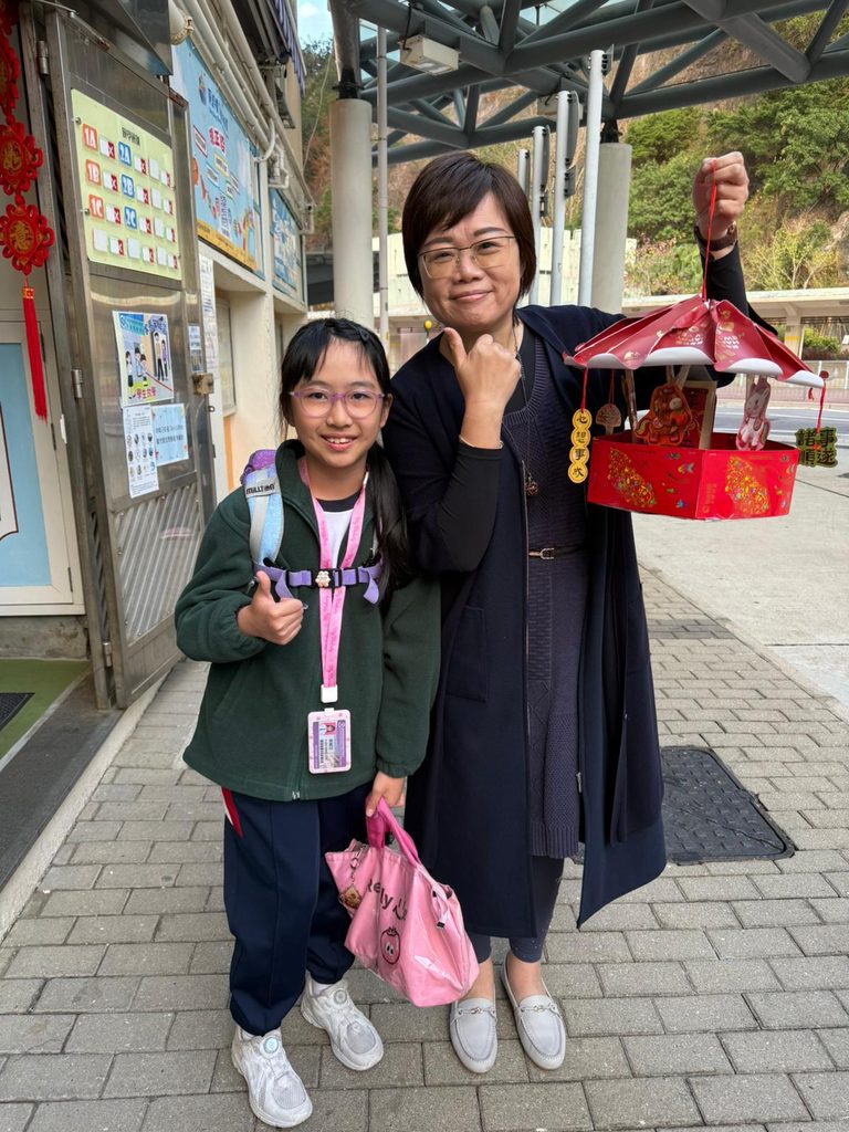在一所五百多名學生的小學裡,要記住每一張臉、每一個名字,從來不是容易的事。但梁麗顏校長仍然願意花時間去做。她相信,教育不是從課本開始,而是從一個孩子感受到自己被重視開始。一次在校門口被叫出名字、一句不經意的鼓勵、一場與校長的乒乓球活動,都可能成為孩子心裏重要的記憶。在基督教香港信義會葵盛信義學校,梁校長把這份信念放進日常校園生活之中:讓孩子在學習、運動、活動和人與人的相處裏,慢慢建立自信,也學會看見自己的價值。