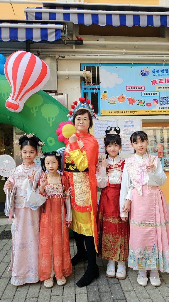 在一所五百多名學生的小學裡,要記住每一張臉、每一個名字,從來不是容易的事。但梁麗顏校長仍然願意花時間去做。她相信,教育不是從課本開始,而是從一個孩子感受到自己被重視開始。一次在校門口被叫出名字、一句不經意的鼓勵、一場與校長的乒乓球活動,都可能成為孩子心裏重要的記憶。在基督教香港信義會葵盛信義學校,梁校長把這份信念放進日常校園生活之中:讓孩子在學習、運動、活動和人與人的相處裏,慢慢建立自信,也學會看見自己的價值。