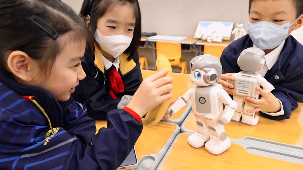 一所小學,除了教孩子讀書,還可以給他們甚麼成長經驗?在保良局蕭漢森小學,李志成校長把答案放進日常裡:早上的小遊戲、學生設計的周邊、中文卡牌、低年級機械人活動,都是孩子接觸學習的入口。李校長談教育,常常由「玩」開始;但這種玩並不是單純消遣,而是讓孩子產生興趣、願意嘗試、學會與人合作的過程。上任不久,他便遇上搬遷新校舍、建立團隊文化、推動課程創新等挑戰;但在繁重校務以外,他更在意的,是怎樣讓孩子從課室走向探索,讓老師的創意被看見,也讓家長和社區成為孩子成長路上的同行者。