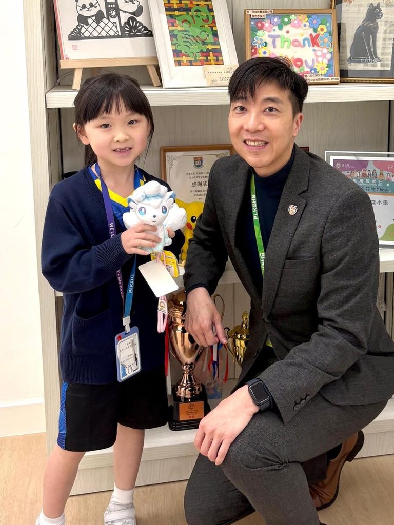 一所小學,除了教孩子讀書,還可以給他們甚麼成長經驗?在保良局蕭漢森小學,李志成校長把答案放進日常裡:早上的小遊戲、學生設計的周邊、中文卡牌、低年級機械人活動,都是孩子接觸學習的入口。李校長談教育,常常由「玩」開始;但這種玩並不是單純消遣,而是讓孩子產生興趣、願意嘗試、學會與人合作的過程。上任不久,他便遇上搬遷新校舍、建立團隊文化、推動課程創新等挑戰;但在繁重校務以外,他更在意的,是怎樣讓孩子從課室走向探索,讓老師的創意被看見,也讓家長和社區成為孩子成長路上的同行者。