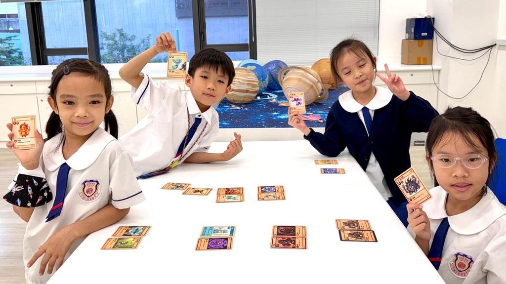 一所小學,除了教孩子讀書,還可以給他們甚麼成長經驗?在保良局蕭漢森小學,李志成校長把答案放進日常裡:早上的小遊戲、學生設計的周邊、中文卡牌、低年級機械人活動,都是孩子接觸學習的入口。李校長談教育,常常由「玩」開始;但這種玩並不是單純消遣,而是讓孩子產生興趣、願意嘗試、學會與人合作的過程。上任不久,他便遇上搬遷新校舍、建立團隊文化、推動課程創新等挑戰;但在繁重校務以外,他更在意的,是怎樣讓孩子從課室走向探索,讓老師的創意被看見,也讓家長和社區成為孩子成長路上的同行者。