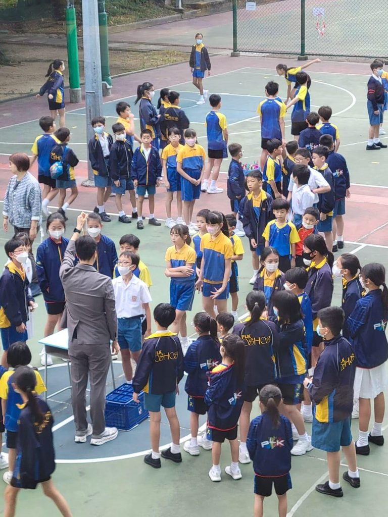 一所小學,除了教孩子讀書,還可以給他們甚麼成長經驗?在保良局蕭漢森小學,李志成校長把答案放進日常裡:早上的小遊戲、學生設計的周邊、中文卡牌、低年級機械人活動,都是孩子接觸學習的入口。李校長談教育,常常由「玩」開始;但這種玩並不是單純消遣,而是讓孩子產生興趣、願意嘗試、學會與人合作的過程。上任不久,他便遇上搬遷新校舍、建立團隊文化、推動課程創新等挑戰;但在繁重校務以外,他更在意的,是怎樣讓孩子從課室走向探索,讓老師的創意被看見,也讓家長和社區成為孩子成長路上的同行者。