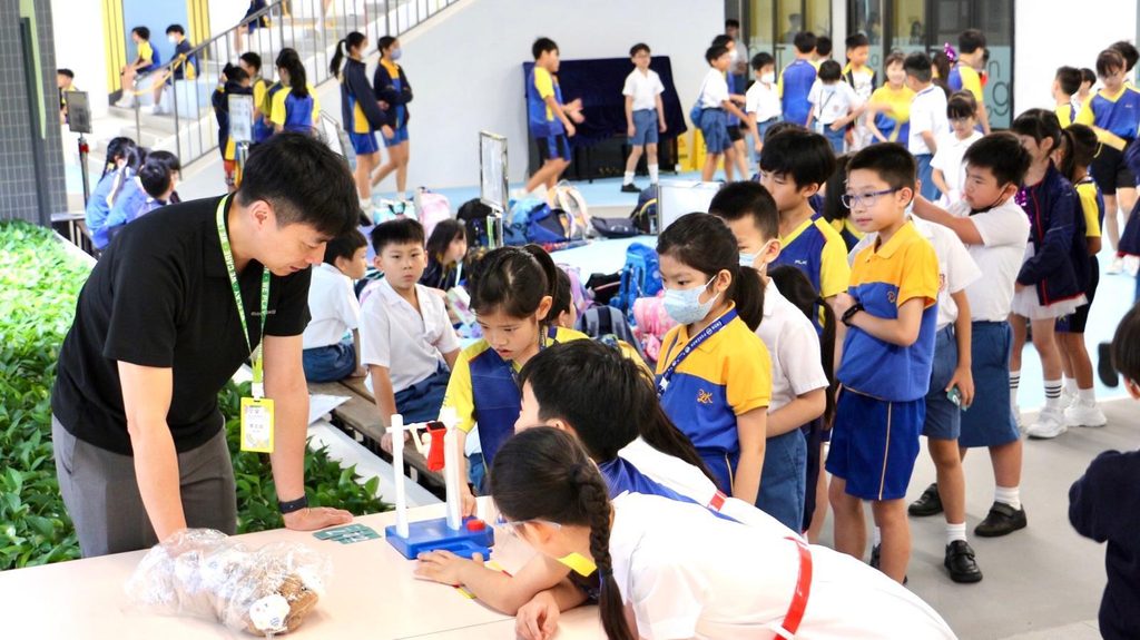 一所小學,除了教孩子讀書,還可以給他們甚麼成長經驗?在保良局蕭漢森小學,李志成校長把答案放進日常裡:早上的小遊戲、學生設計的周邊、中文卡牌、低年級機械人活動,都是孩子接觸學習的入口。李校長談教育,常常由「玩」開始;但這種玩並不是單純消遣,而是讓孩子產生興趣、願意嘗試、學會與人合作的過程。上任不久,他便遇上搬遷新校舍、建立團隊文化、推動課程創新等挑戰;但在繁重校務以外,他更在意的,是怎樣讓孩子從課室走向探索,讓老師的創意被看見,也讓家長和社區成為孩子成長路上的同行者。