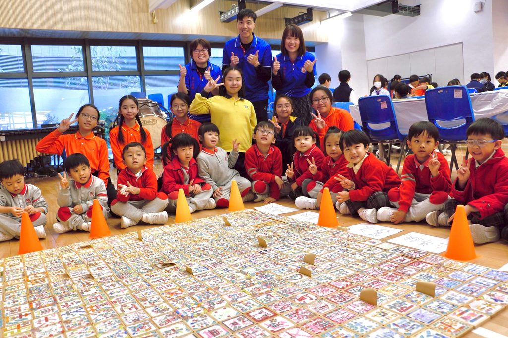 一所小學,除了教孩子讀書,還可以給他們甚麼成長經驗?在保良局蕭漢森小學,李志成校長把答案放進日常裡:早上的小遊戲、學生設計的周邊、中文卡牌、低年級機械人活動,都是孩子接觸學習的入口。李校長談教育,常常由「玩」開始;但這種玩並不是單純消遣,而是讓孩子產生興趣、願意嘗試、學會與人合作的過程。上任不久,他便遇上搬遷新校舍、建立團隊文化、推動課程創新等挑戰;但在繁重校務以外,他更在意的,是怎樣讓孩子從課室走向探索,讓老師的創意被看見,也讓家長和社區成為孩子成長路上的同行者。
