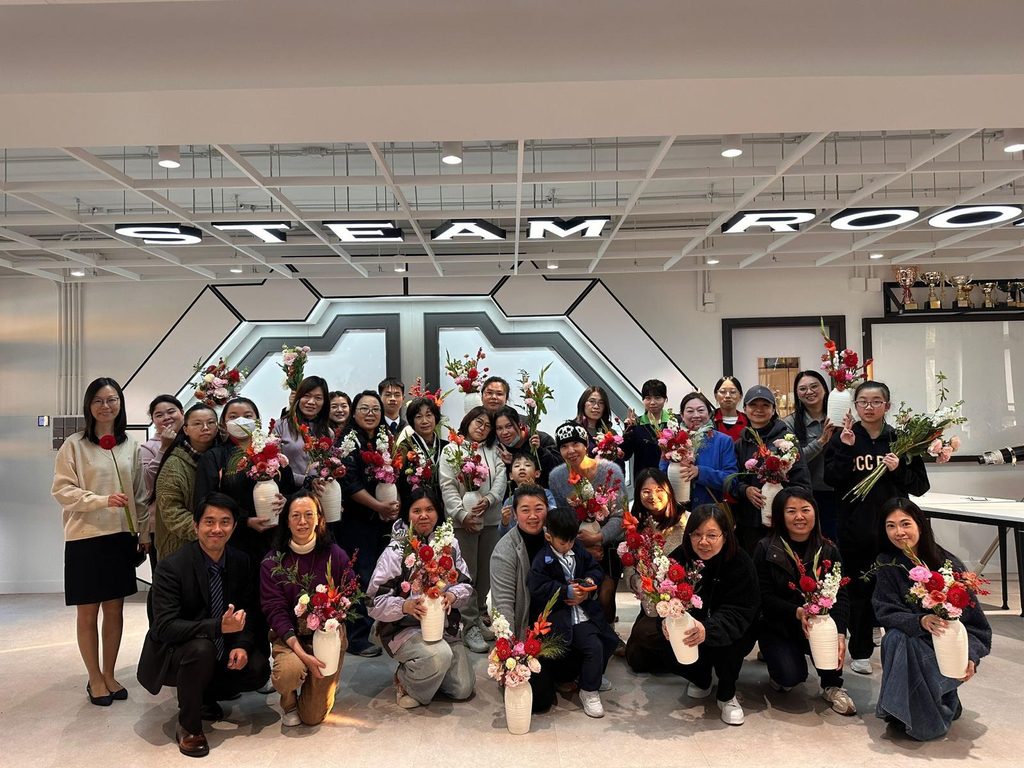 一個孩子的改變,很多時候不是因為聽過一番大道理,而是因為在某個低谷裡,有人願意停下來,看見他、等候他,甚至在他還未相信自己之前,先相信他可以。中華基督教會馮梁結紀念中學校長黃慧珊,對這一點有很深的體會。她年少時也曾是一個未必懂得讀書意義的孩子,直到遇上願意耐心扶持她的老師,才第一次感受到學習帶來的成功感。多年後,她由學生、教師走到校長的位置,那份被老師鼓勵過的記憶,仍然留在她心裡,也成為她看待學生的方式。對她而言,教育從來不只是成績表上的分數,而是讓孩子在被接納、被引導、被肯定之中,慢慢相信自己仍有可能。