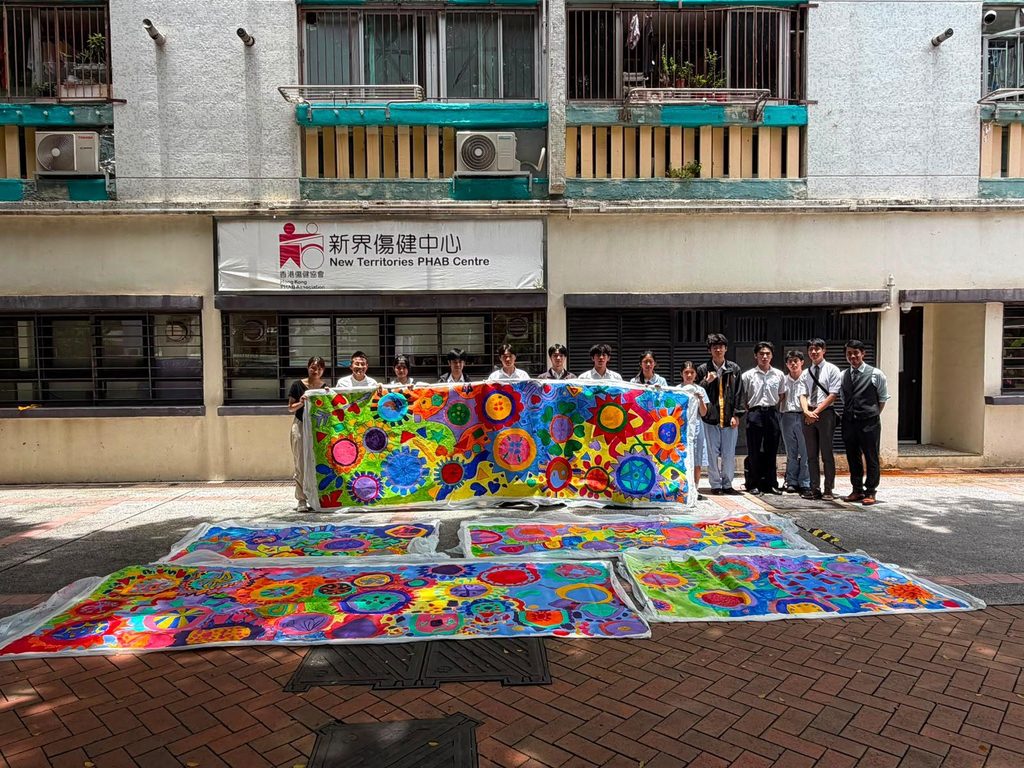 一個孩子的改變,很多時候不是因為聽過一番大道理,而是因為在某個低谷裡,有人願意停下來,看見他、等候他,甚至在他還未相信自己之前,先相信他可以。中華基督教會馮梁結紀念中學校長黃慧珊,對這一點有很深的體會。她年少時也曾是一個未必懂得讀書意義的孩子,直到遇上願意耐心扶持她的老師,才第一次感受到學習帶來的成功感。多年後,她由學生、教師走到校長的位置,那份被老師鼓勵過的記憶,仍然留在她心裡,也成為她看待學生的方式。對她而言,教育從來不只是成績表上的分數,而是讓孩子在被接納、被引導、被肯定之中,慢慢相信自己仍有可能。