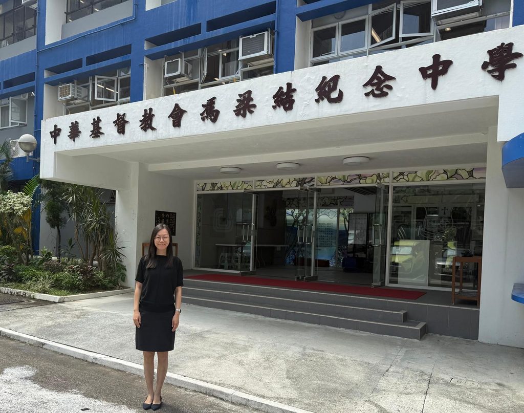 一個孩子的改變,很多時候不是因為聽過一番大道理,而是因為在某個低谷裡,有人願意停下來,看見他、等候他,甚至在他還未相信自己之前,先相信他可以。中華基督教會馮梁結紀念中學校長黃慧珊,對這一點有很深的體會。她年少時也曾是一個未必懂得讀書意義的孩子,直到遇上願意耐心扶持她的老師,才第一次感受到學習帶來的成功感。多年後,她由學生、教師走到校長的位置,那份被老師鼓勵過的記憶,仍然留在她心裡,也成為她看待學生的方式。對她而言,教育從來不只是成績表上的分數,而是讓孩子在被接納、被引導、被肯定之中,慢慢相信自己仍有可能。
