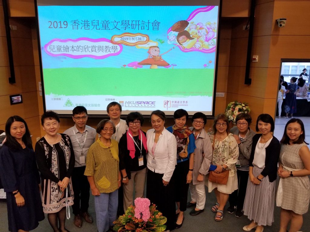 在講求速度、成績與實用的年代,兒童文藝往往不是最被優先選擇的一環。何紫薇會長卻一直相信,孩子的成長不能只有分數與技能,更需要感受、想像、表達與品格的培養。作為香港兒童文藝協會會長,她接過的不只是一個會長身份,更是一份由前輩累積四十五年的使命。這份使命,也與她的家庭故事緊緊相連——她的父親何紫,是香港兒童文學作家,也是協會創會會長。由童年時跟隨父親參與聚會,到今天帶領協會面向新世代,何紫薇會長走過的,是一條在傳承與創新之間,重新尋找人生意義的路。