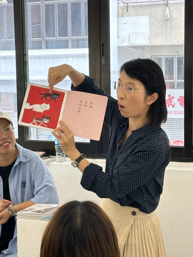 在講求速度、成績與實用的年代,兒童文藝往往不是最被優先選擇的一環。何紫薇會長卻一直相信,孩子的成長不能只有分數與技能,更需要感受、想像、表達與品格的培養。作為香港兒童文藝協會會長,她接過的不只是一個會長身份,更是一份由前輩累積四十五年的使命。這份使命,也與她的家庭故事緊緊相連——她的父親何紫,是香港兒童文學作家,也是協會創會會長。由童年時跟隨父親參與聚會,到今天帶領協會面向新世代,何紫薇會長走過的,是一條在傳承與創新之間,重新尋找人生意義的路。
