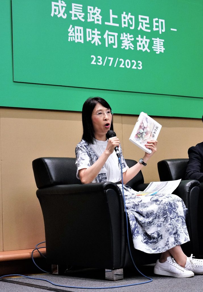 在講求速度、成績與實用的年代,兒童文藝往往不是最被優先選擇的一環。何紫薇會長卻一直相信,孩子的成長不能只有分數與技能,更需要感受、想像、表達與品格的培養。作為香港兒童文藝協會會長,她接過的不只是一個會長身份,更是一份由前輩累積四十五年的使命。這份使命,也與她的家庭故事緊緊相連——她的父親何紫,是香港兒童文學作家,也是協會創會會長。由童年時跟隨父親參與聚會,到今天帶領協會面向新世代,何紫薇會長走過的,是一條在傳承與創新之間,重新尋找人生意義的路。