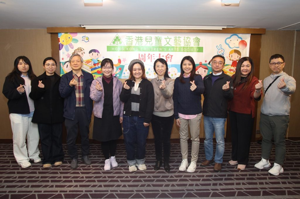 在講求速度、成績與實用的年代,兒童文藝往往不是最被優先選擇的一環。何紫薇會長卻一直相信,孩子的成長不能只有分數與技能,更需要感受、想像、表達與品格的培養。作為香港兒童文藝協會會長,她接過的不只是一個會長身份,更是一份由前輩累積四十五年的使命。這份使命,也與她的家庭故事緊緊相連——她的父親何紫,是香港兒童文學作家,也是協會創會會長。由童年時跟隨父親參與聚會,到今天帶領協會面向新世代,何紫薇會長走過的,是一條在傳承與創新之間,重新尋找人生意義的路。