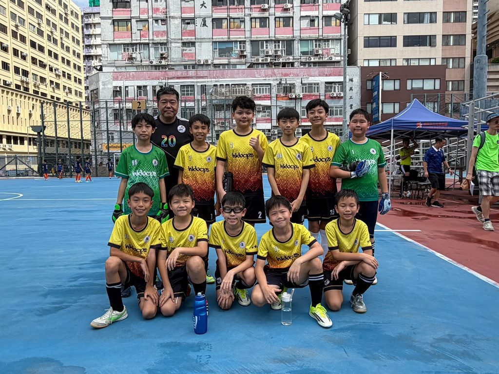 香港浸信會聯會小學 黃劍峯校長的教育故事,不是從一句「我自小立志做老師」開始。年少時的他,更熟悉的是運動場上的跑道和球場。小學到中學,他參加過田徑、足球、手球、籃球等校隊,讀書成績不是最亮眼的一群,卻總能在運動中找到自己的節奏。訓練、比賽、流汗、進步,這些經歷一步一步塑造了他,也悄悄把他帶向日後的教育路。