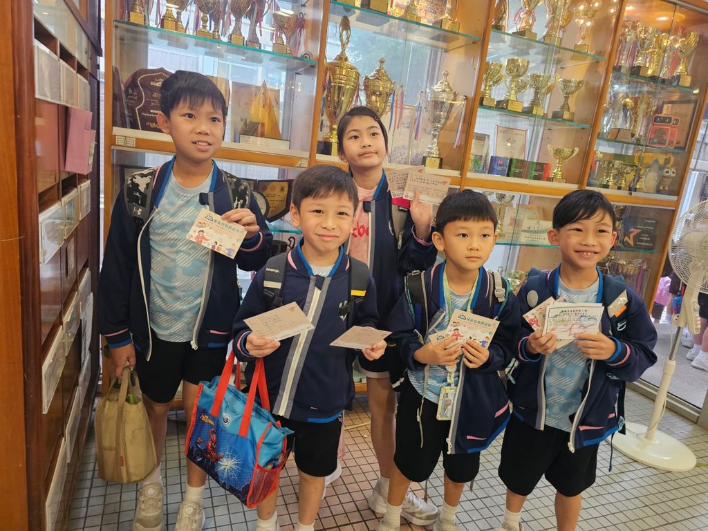 香港浸信會聯會小學 黃劍峯校長的教育故事,不是從一句「我自小立志做老師」開始。年少時的他,更熟悉的是運動場上的跑道和球場。小學到中學,他參加過田徑、足球、手球、籃球等校隊,讀書成績不是最亮眼的一群,卻總能在運動中找到自己的節奏。訓練、比賽、流汗、進步,這些經歷一步一步塑造了他,也悄悄把他帶向日後的教育路。