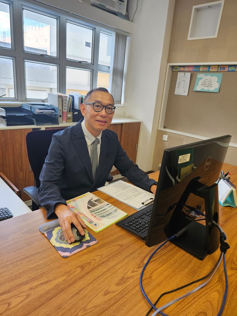 香港浸信會聯會小學 黃劍峯校長的教育故事,不是從一句「我自小立志做老師」開始。年少時的他,更熟悉的是運動場上的跑道和球場。小學到中學,他參加過田徑、足球、手球、籃球等校隊,讀書成績不是最亮眼的一群,卻總能在運動中找到自己的節奏。訓練、比賽、流汗、進步,這些經歷一步一步塑造了他,也悄悄把他帶向日後的教育路。