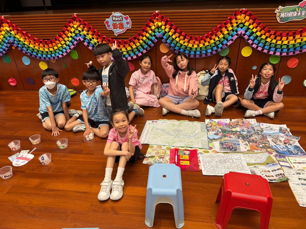 香港浸信會聯會小學 黃劍峯校長的教育故事,不是從一句「我自小立志做老師」開始。年少時的他,更熟悉的是運動場上的跑道和球場。小學到中學,他參加過田徑、足球、手球、籃球等校隊,讀書成績不是最亮眼的一群,卻總能在運動中找到自己的節奏。訓練、比賽、流汗、進步,這些經歷一步一步塑造了他,也悄悄把他帶向日後的教育路。